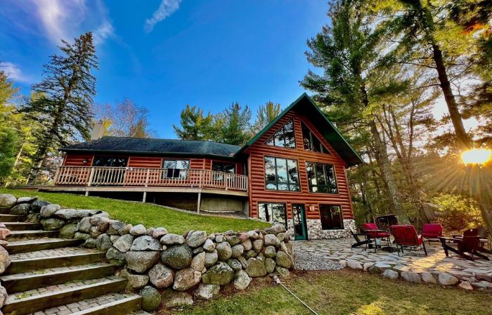 Sleeps up to 14. Stunning and spacious log cabin within 30 min of Brainerd.