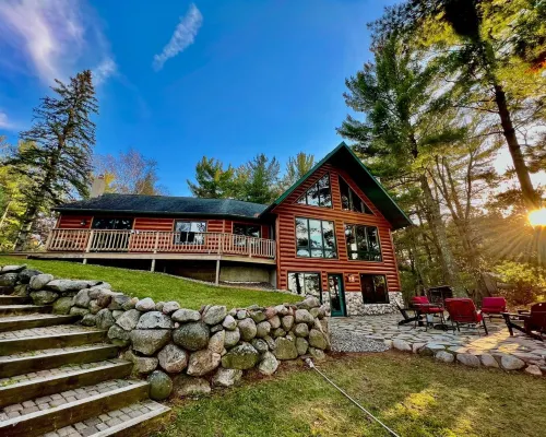 Sleeps up to 14. Stunning and spacious log cabin within 30 min of Brainerd. 모리슨 카운티 호텔