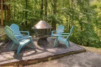 Mountain Log Cabin W/ King Bed, Covered Parking and Arcade! Hotel dekat RainForest Adventures Zoo