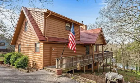 Lakeside Cabin with Cozy Loft!