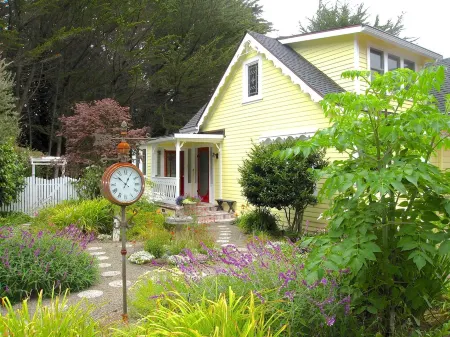 Cozy, Romantic Cottage just 3 minutes from the village of Mendocino!