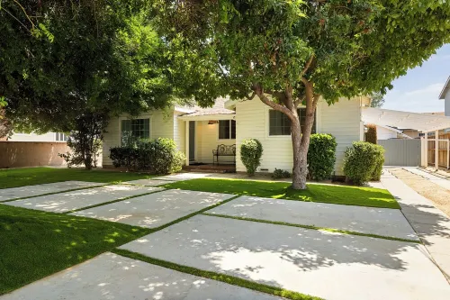 1970s Style Cozy Home with Fireplace Yard & Hot Tub