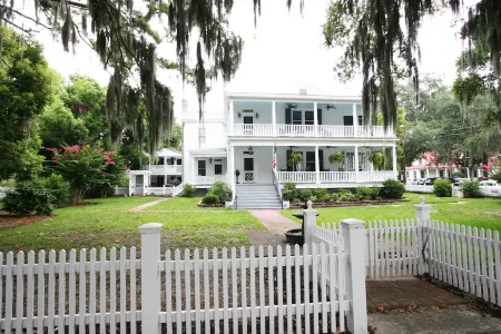 Carriage House under Live Oaks in historic Beaufort SC