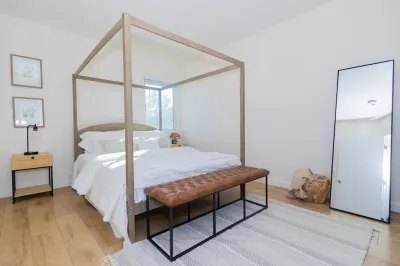 The Locust Landing, 10 Minutes to Beach, AC, Private Parking, 2 Bedrooms, Fits 5