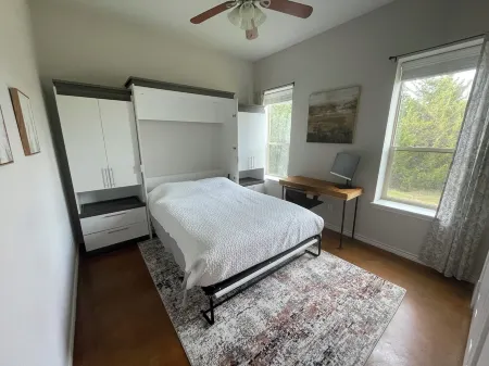 Waterfront Retreat -- plenty of privacy Отели в г. Хант