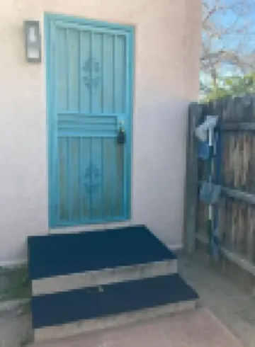 Lovely rental within minutes from downtown. Unit B