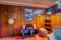 Vintage Luxury W/Spa, Huge Yard Near Red Rocks and City Hotels in Wheat Ridge