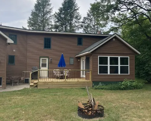 Welcome to our lodge! The perfect place to make your northern Michigan memories. 本佐尼亞酒店