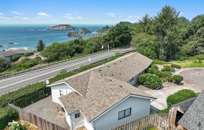 Easy Beach Access, Spacious Decks & Striking Ocean Views - Harris Beach Overlook