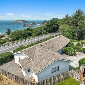 Easy Beach Access, Spacious Decks & Striking Ocean Views - Harris Beach Overlook