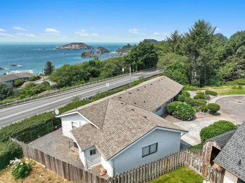 Easy Beach Access, Spacious Decks & Striking Ocean Views - Harris Beach Overlook Hotels in Brookings