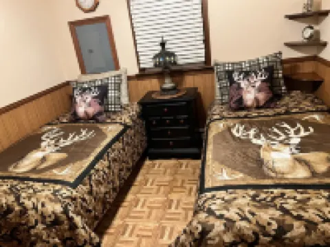 Small cozy cabin with grill & fire pit close to beaches, skiing, biking and URI.