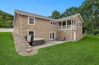 Waterfront Home with HOT TUB, Large Dock, Game Room, Movie Theater Hôtels à : Richmond Township