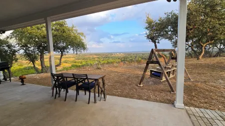 Cozy hilltop guesthouse at Barkspin Oaks Ranch. Beautiful views! Отели рядом с достопримечательностью «Ian's Chapel at Camp Lucy»