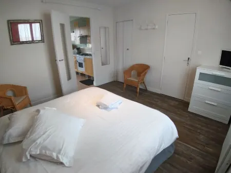 furnished apartment with all mod cons in a detached house with a garden Отели в г. Баньоль-де-Л'Орн