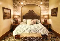 Castle Apartment #1 at Villa del Sol ~ Lake, Hillside, Sunsets & Nature Galore!