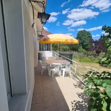 Town house on the banks of the vienne Отели в г. Шательро