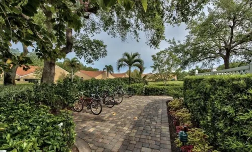 Naples Beach condo. First floor easy access- Walk to Vanderbilt Beach