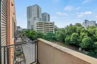 Lux 2Bed Studio  Prime Location  Pool  Gym