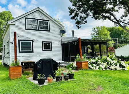 Experience the charm of a lakefront cottage, perfect for year-round enjoyment!