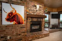 Stylish Ski-In/Ski-Out Condo – 2 Minutes to Gondola & Ski Lifts