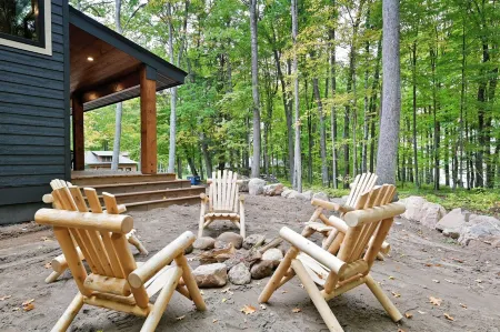 Stylish Signature Lodge, nestled in the Forest, with Teal Lake views Отели в г. Сойер