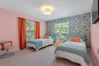 New - Beach House Minutes to Anna Maria Island Các khách sạn gần 11th Street Gallery
