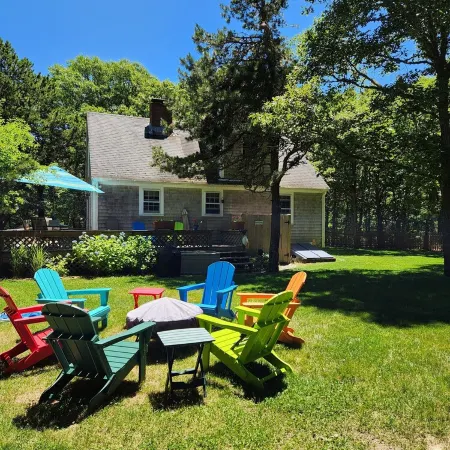 Bright, spacious, private beach home. Big backyard, firepit, deck. Family fave! Отели в г. Истам
