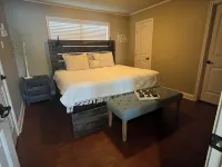 Escape to the Lake for a Hidden Gem. Magnificent lake side setting. Hotels in Gladewater