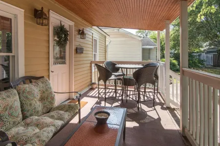 Gorgeous interior, walk to downtown, amazingly renovated historic 1901 house!