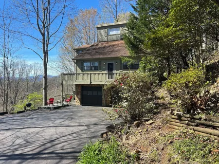 5-Star Home with Long Range View, Paved to the Door Accomodates 5 Large Vehicles