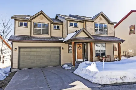 5Br Family Retreat! - Mountain Views! - 1 Mile to Slopes and Shops!