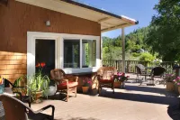 Riverwood Cottage -- Riverfront with Hot Tub, River Access Creekside Park Skatepark 주변 호텔
