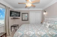 Enjoy Fall Weather! Bring You Bathing Suit!Spacious 2 Bedroom-4 Blocks to Pier.