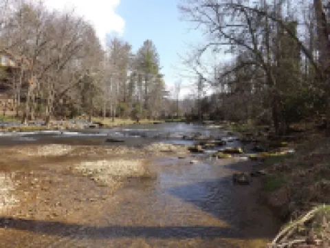 Beautiful Riverside Getaway