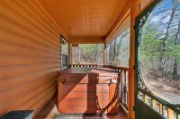 Cozy mountainside cabin, seasonal views of Mt. Leconte & minutes from Dollywood.