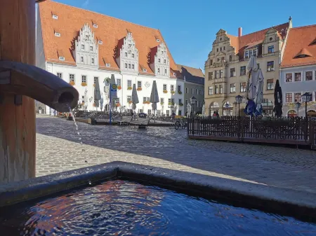Fynbos Studio DG in the old town, view of Frauenkirchen, parking lot Отели в г. Мейсен