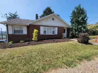 Charming retro house on University Ave, walking distance from WVU Stadium.