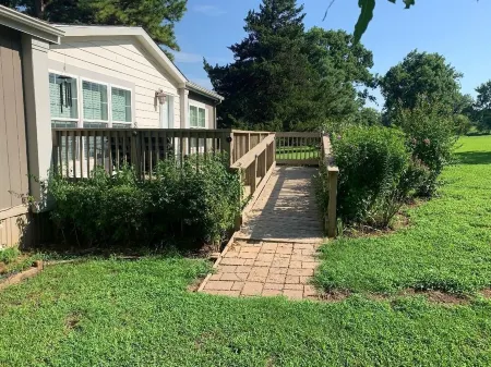 Beautiful, Secluded Country Setting on the Bank of Rock Creek, East of Shawnee. Отели в г. Поттаватоми