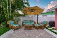 Private Salt Water Pool & Spa, WALK TO BEACH, near Bean Point, GROUND LEVEL.