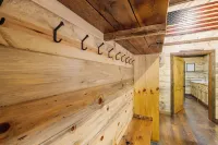 Trails End Lodge 5 Br Cabin in Morganton with AC, WiFi, Hot Tub