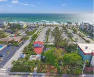 Steps from beach, cozy 1BR condo in wonderful Deerfield Beach. Hotels in Deerfield Beach