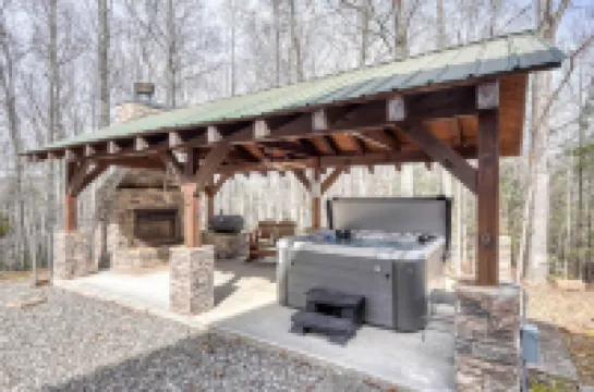 Deer Foot - Private 3Br Cabin, Sleeps 6, Hot Tub, Wood-Burning Fireplaces