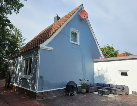 Vacation home Windschief directly behind the dike with large garden, WLAN, fireplace