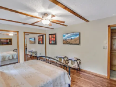 Golf Course Getaway: XL Cabin w/ Hot Tub, Pools, Beaches, Game Room, King Bed 萊克酒店