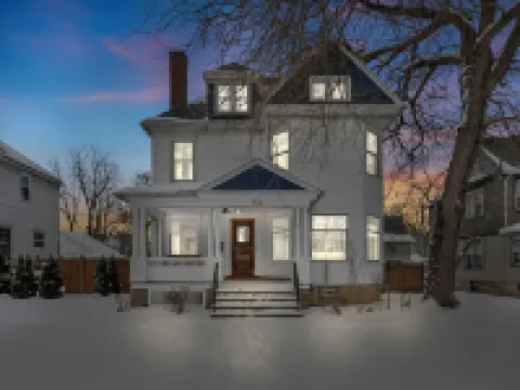 Spacious 5-bedroom house with parking and everything you need in charming Elyria Hotels in Elyria
