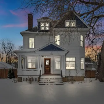 Spacious 5-bedroom house with parking and everything you need in charming Elyria
