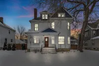 Spacious 5-bedroom house with parking and everything you need in charming Elyria