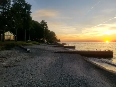 LakePointe Shores # 7 Welcoming 3-bedroom cottage in Madison on the Lake