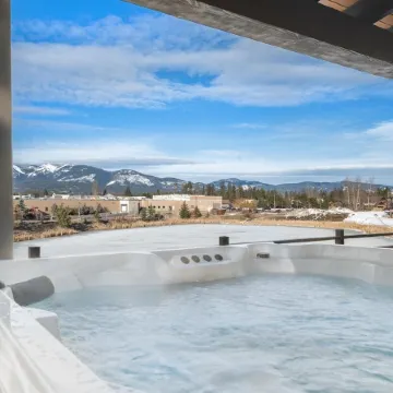 New High-End 2282 sf Condo Slps 10Pvt Hot Tub Walk 2Town Mtn Views 30 Min to Gnp